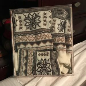 Muk luk Reversible 3-n-1 scarf hat and glove set